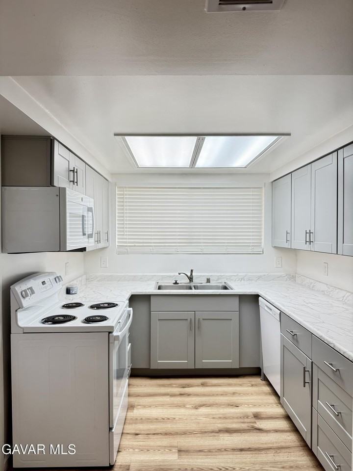 21325 Bancroft Ct - Photo 6 of 18