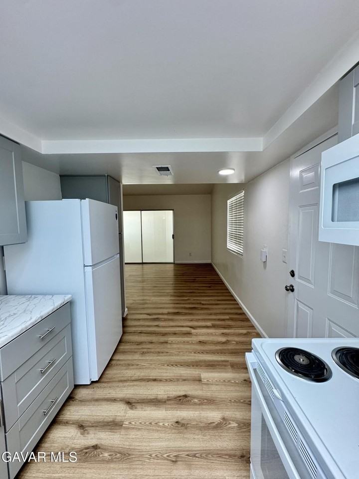 21325 Bancroft Ct - Photo 7 of 18