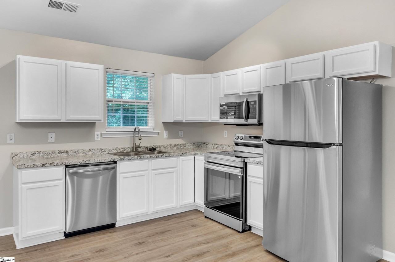 138 Robin Ridge Cir - Photo 3 of 11
