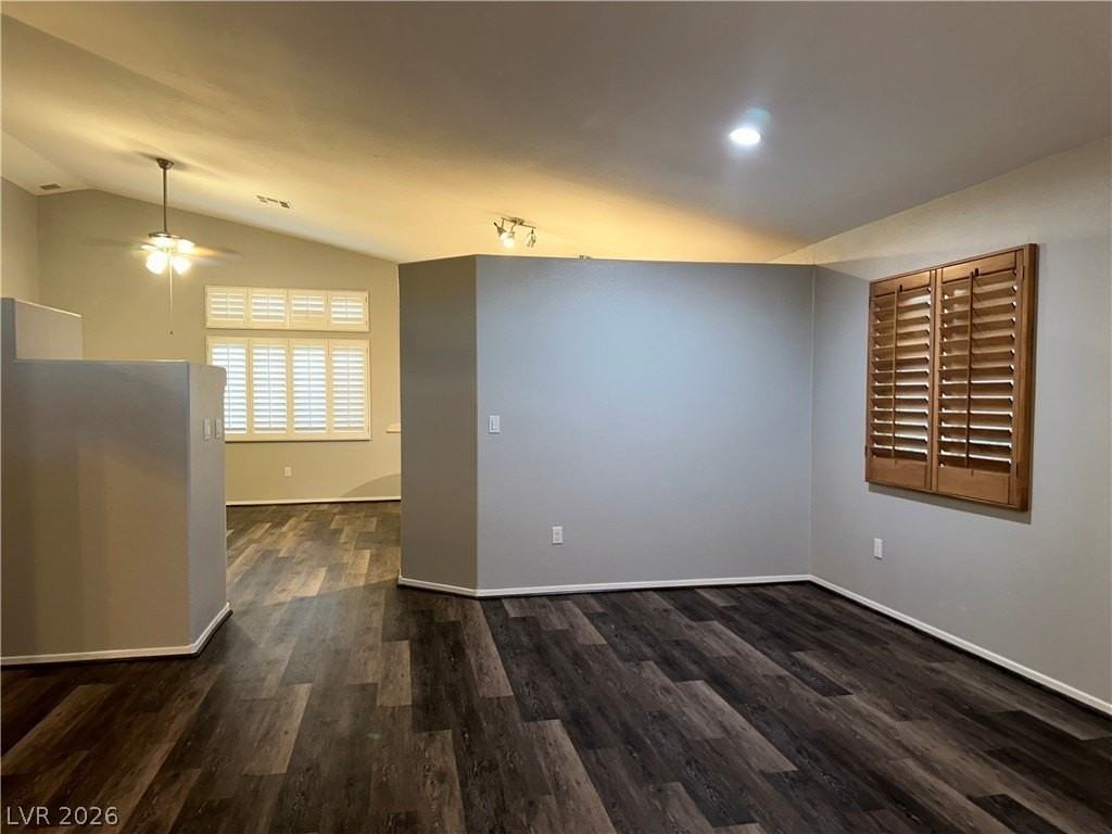 27 Garrett Ct - Photo 3 of 18