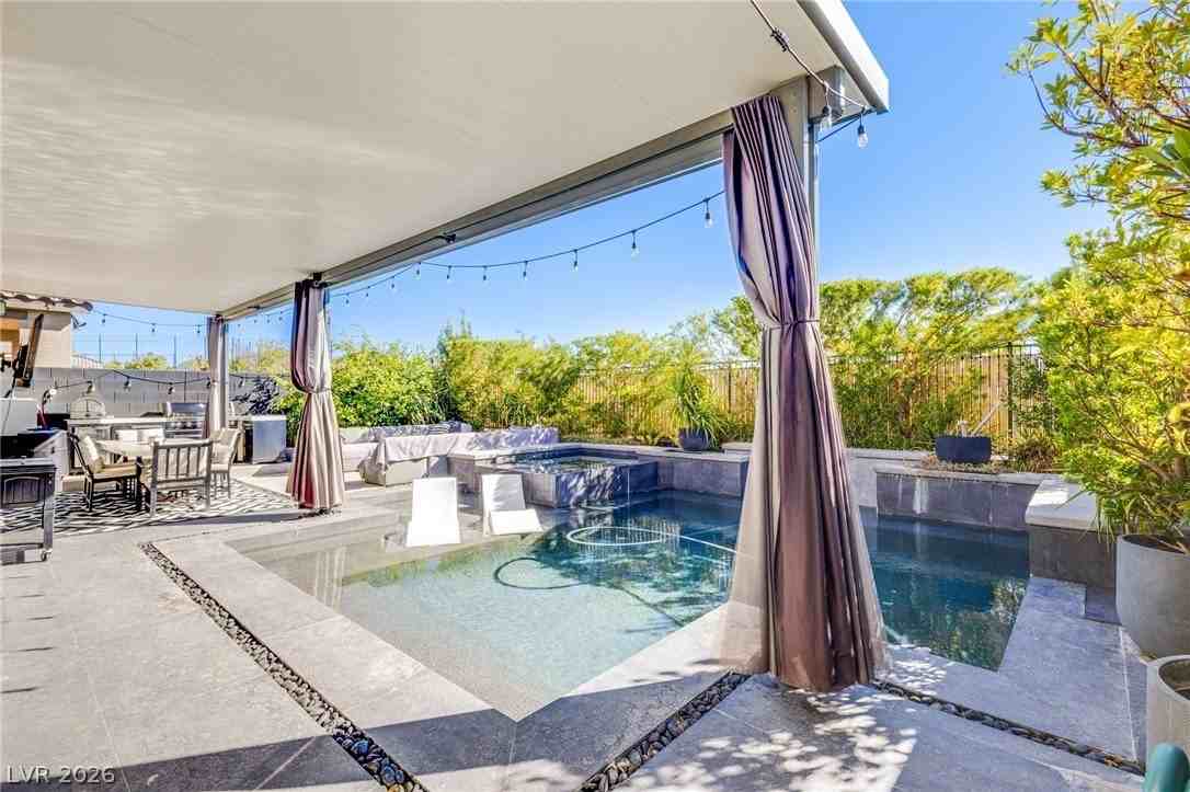 2605 Tolmezzo St - Photo 3 of 32