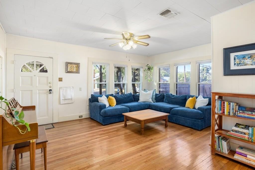 324 Lytle St - Photo 4 of 24