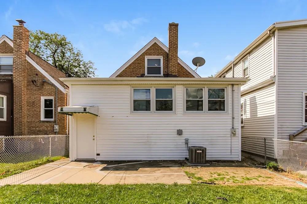 6042 West Bryn Mawr Avenue - Photo 2 of 8