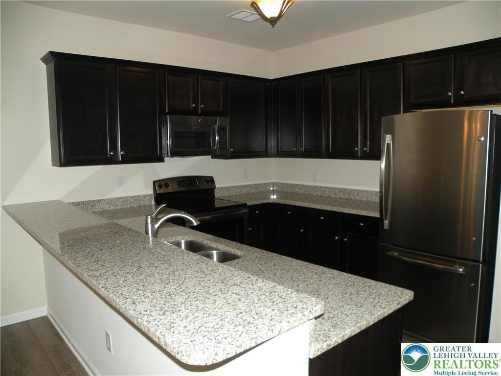 631 Linden St - Photo 2 of 9