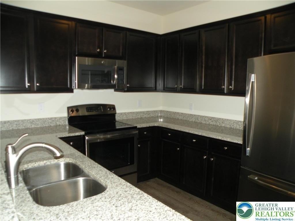 631 Linden St - Photo 3 of 9
