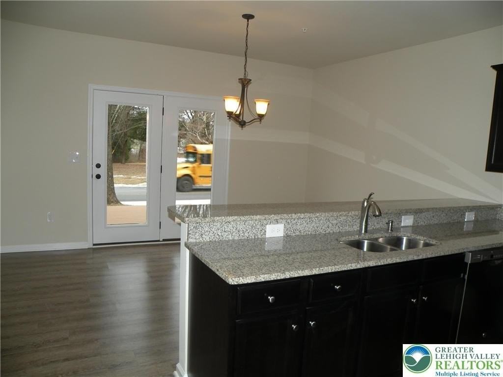 631 Linden St - Photo 4 of 9