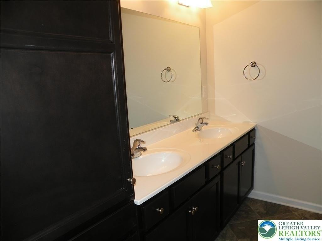 631 Linden St - Photo 7 of 9