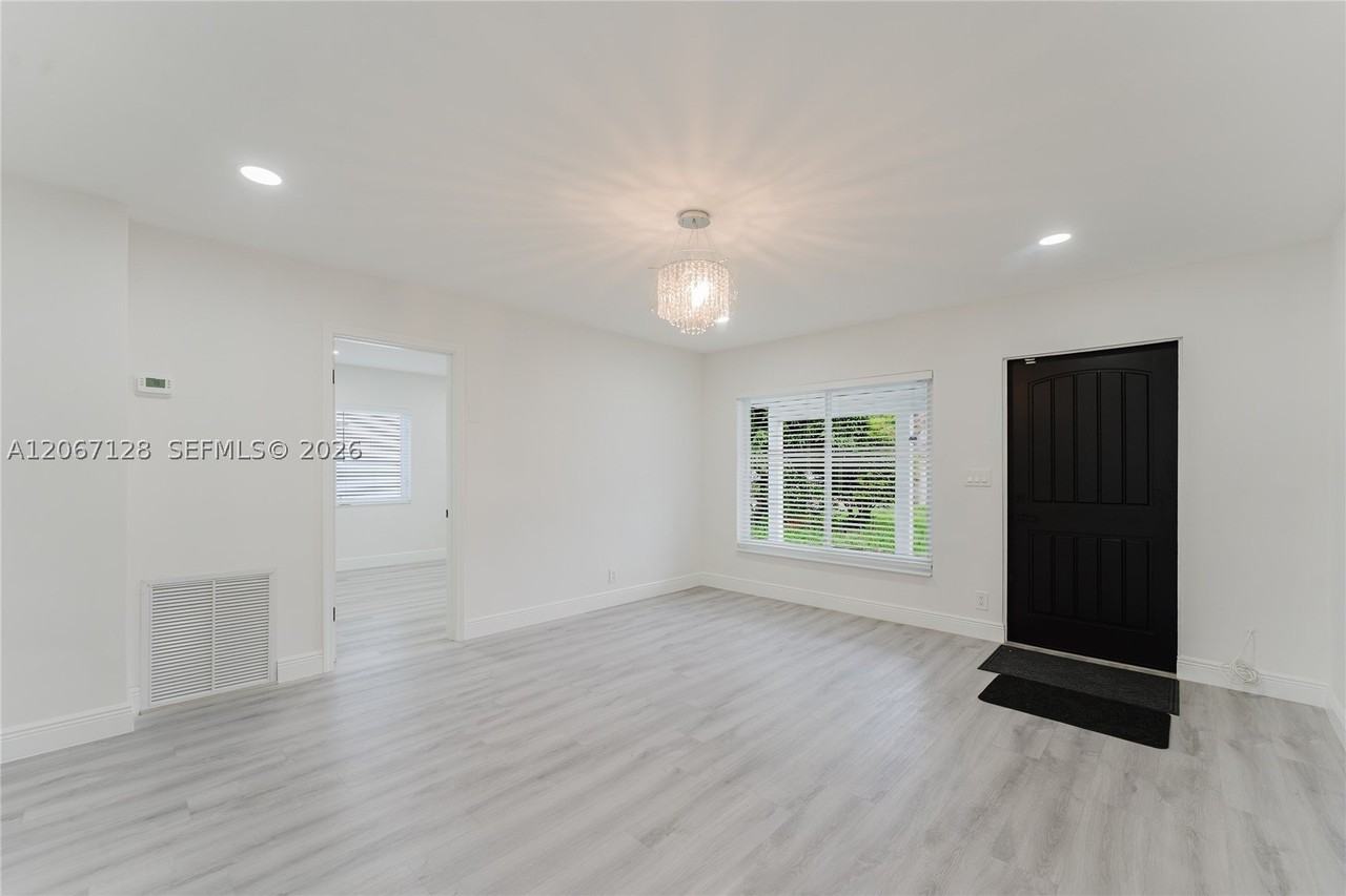 481 Ne 51st St - Photo 5 of 36