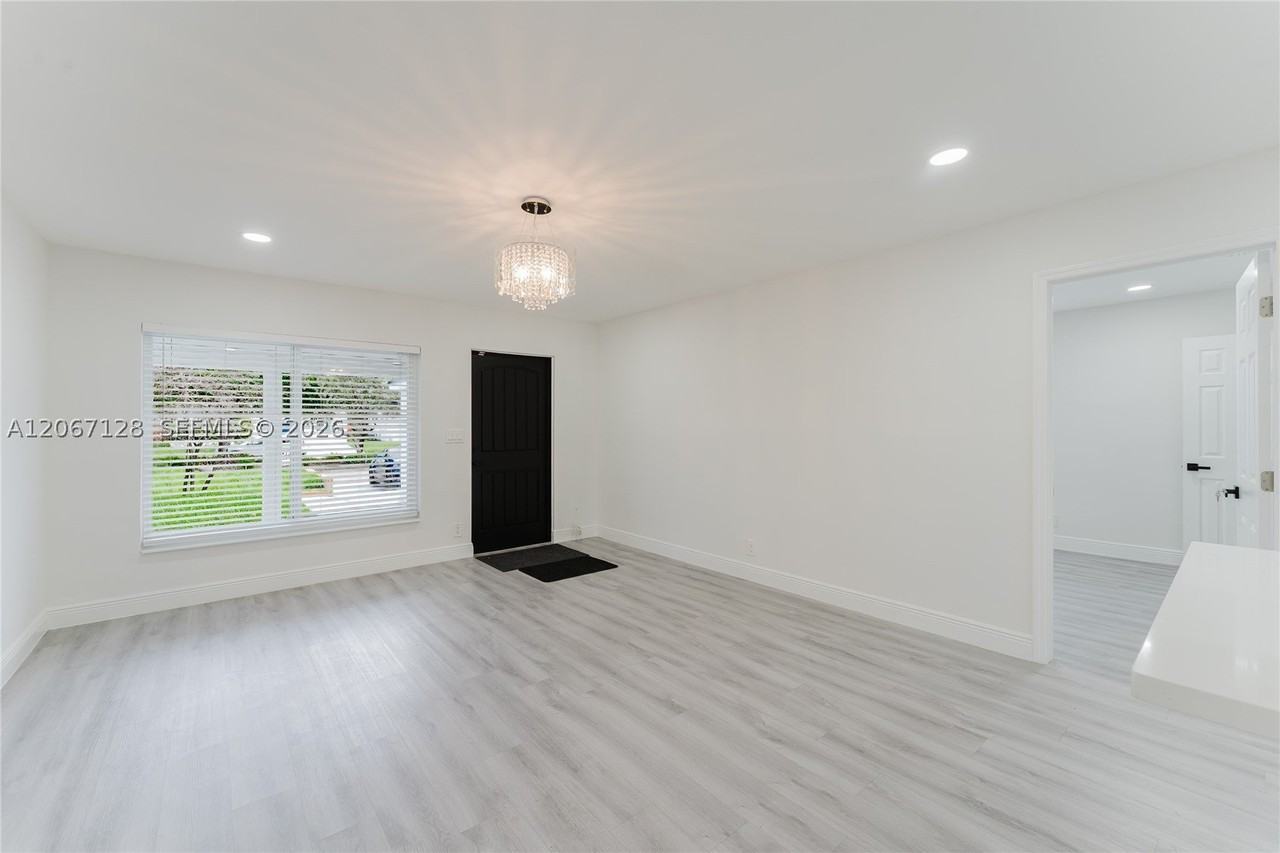 481 Ne 51st St - Photo 6 of 36