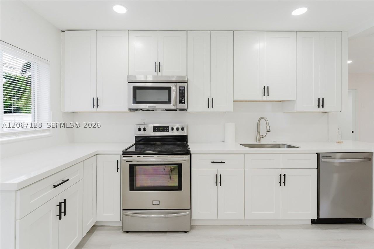 481 Ne 51st St - Photo 7 of 36