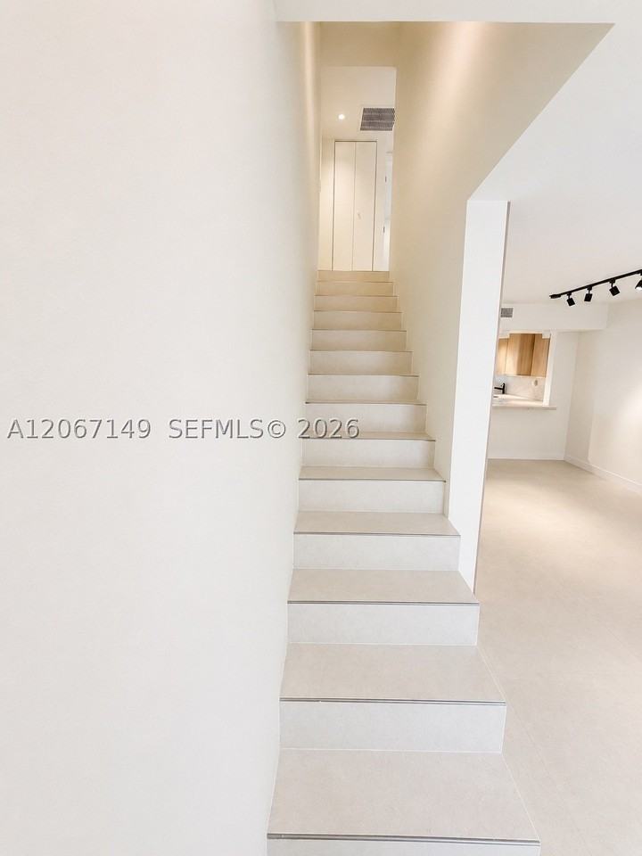 1220 Euclid Ave #2 - Photo 4 of 13