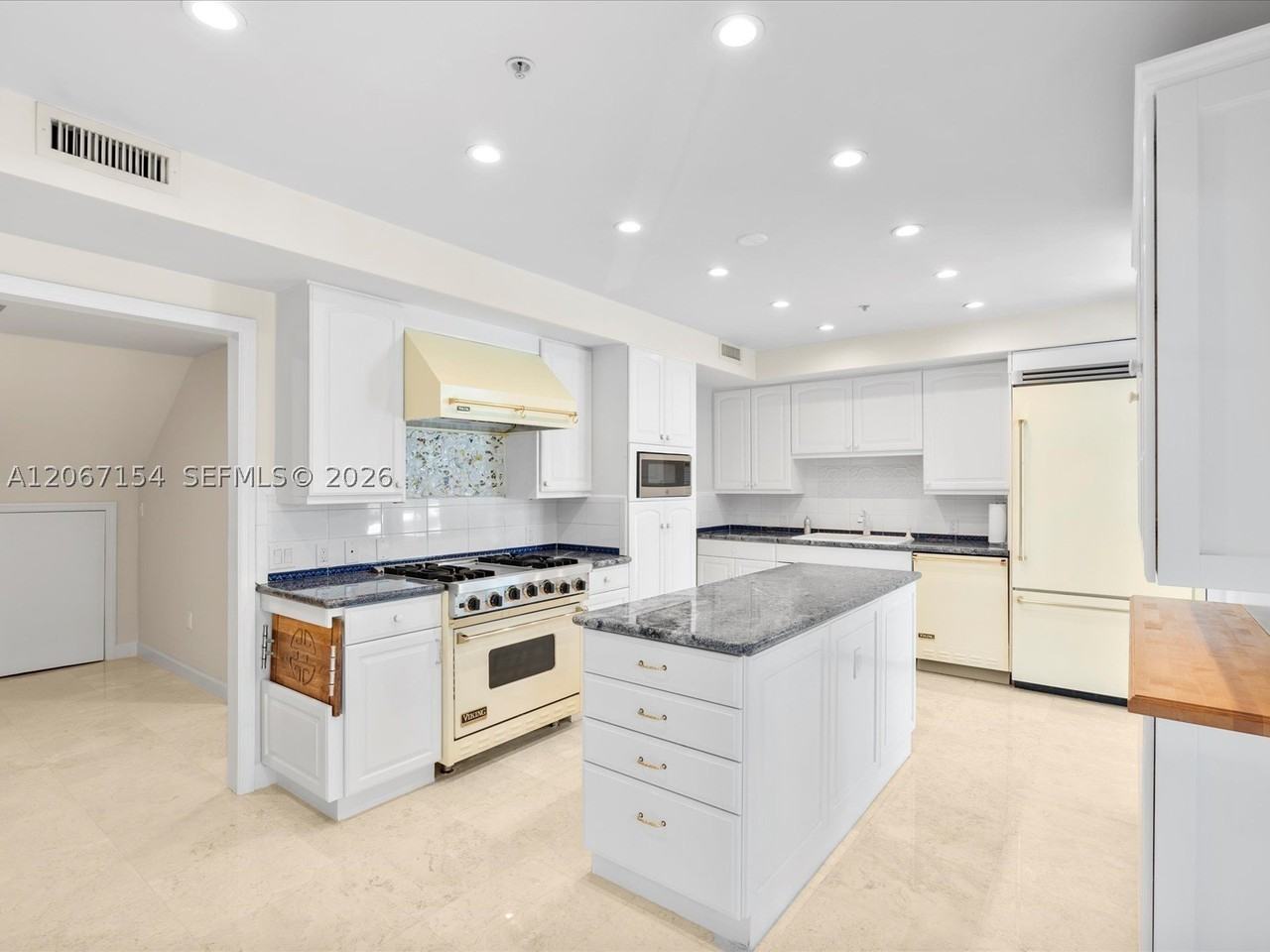 730 3rd St #101 - Photo 4 of 27