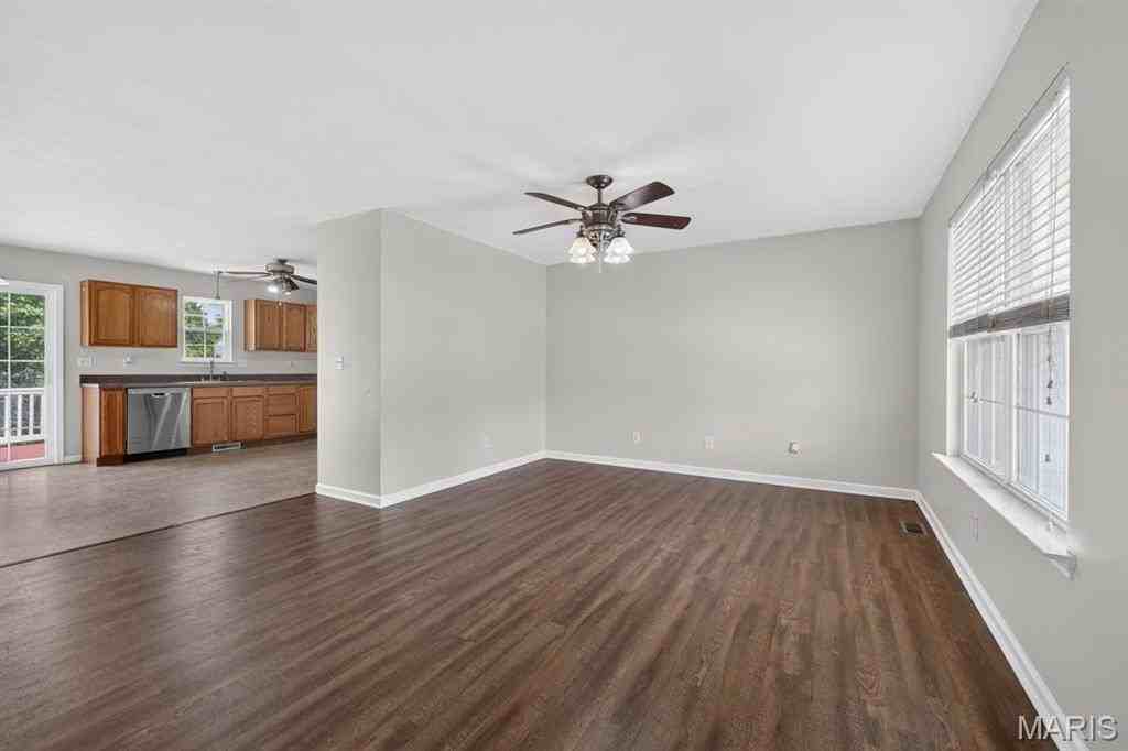 819 Tiffany Ct - Photo 5 of 26