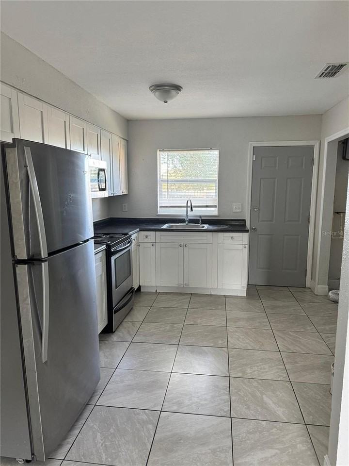 1112 Martin St #C - Photo 3 of 11