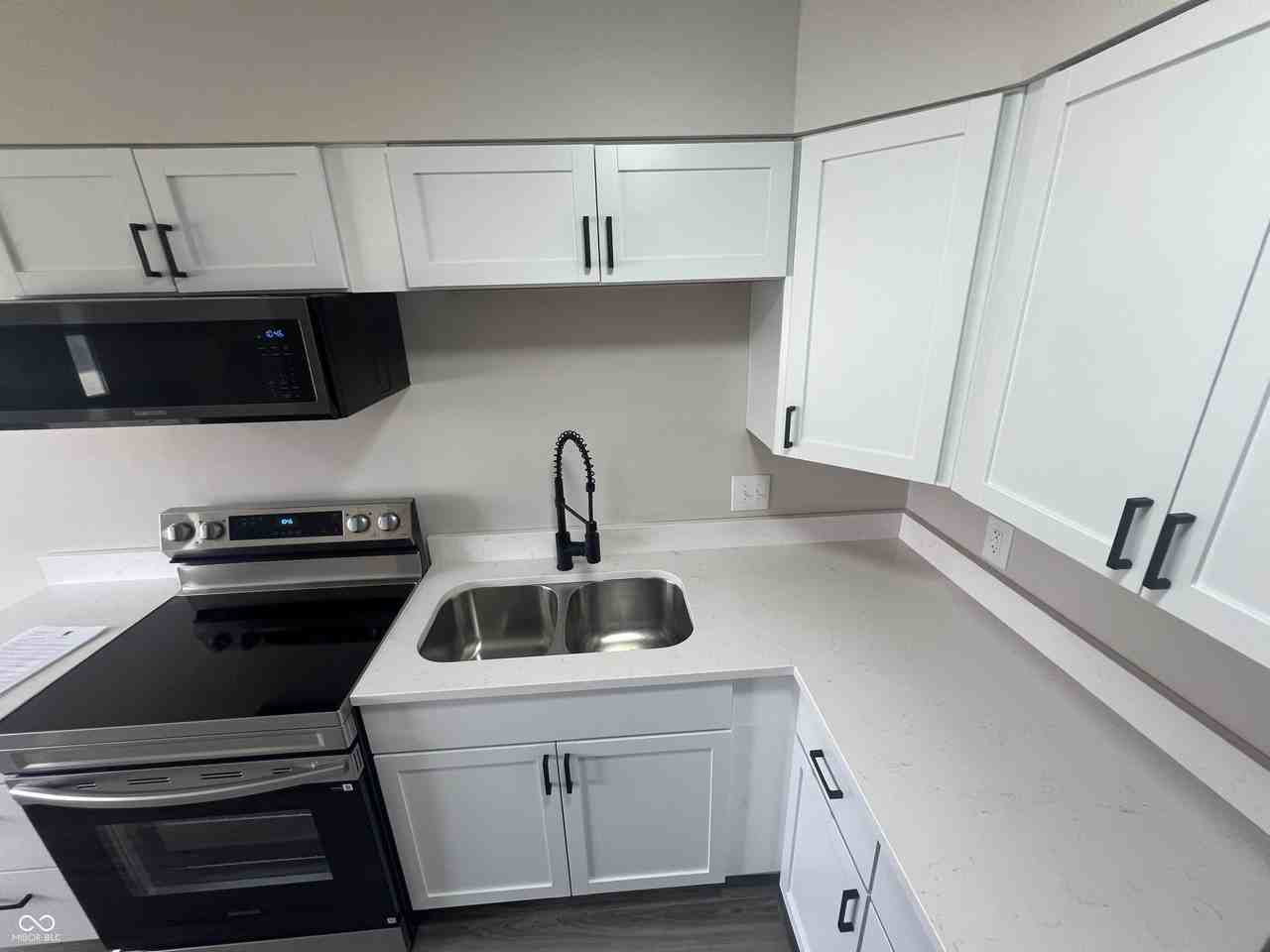 939 W Mckay Rd - Photo 4 of 14