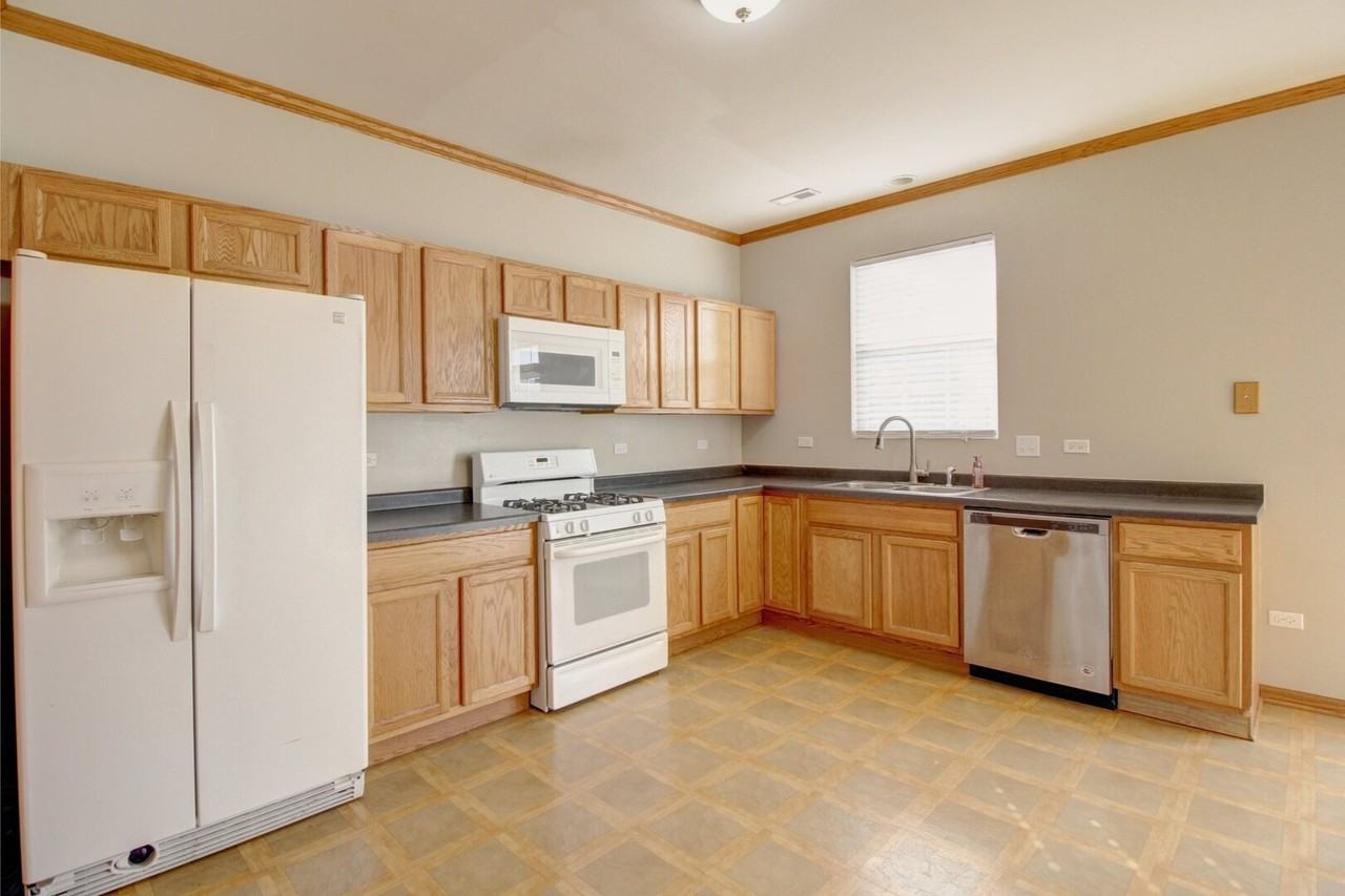 238 S Alder Creek Dr - Photo 3 of 14