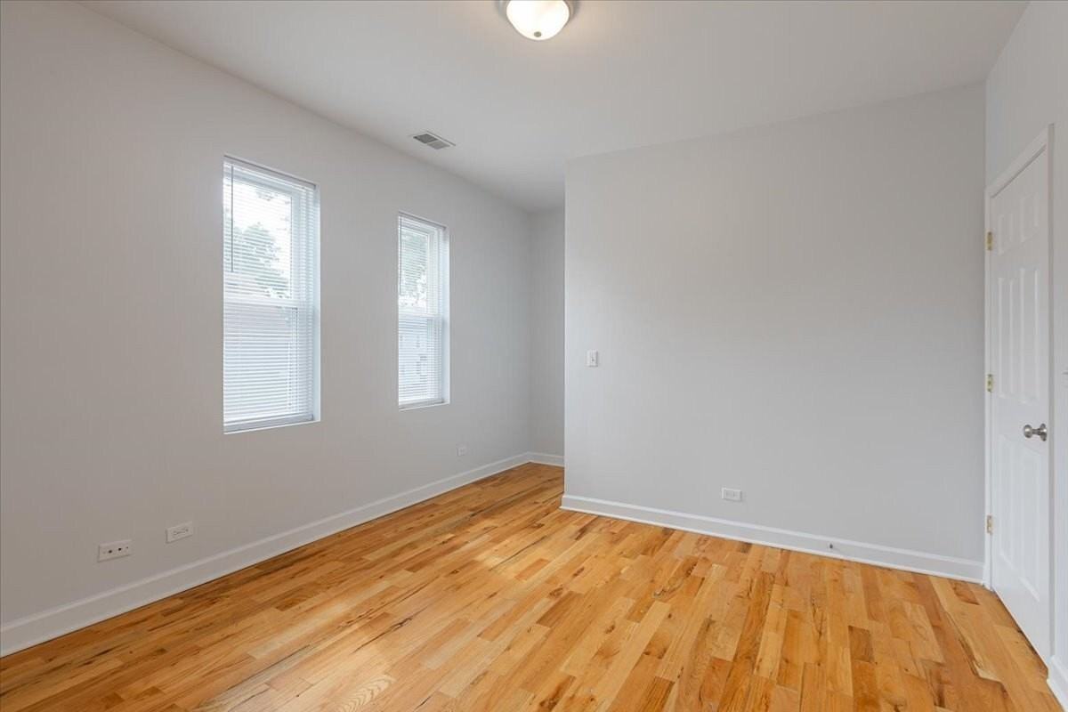 1234 W 49th Pl #2R - Photo 2 of 9