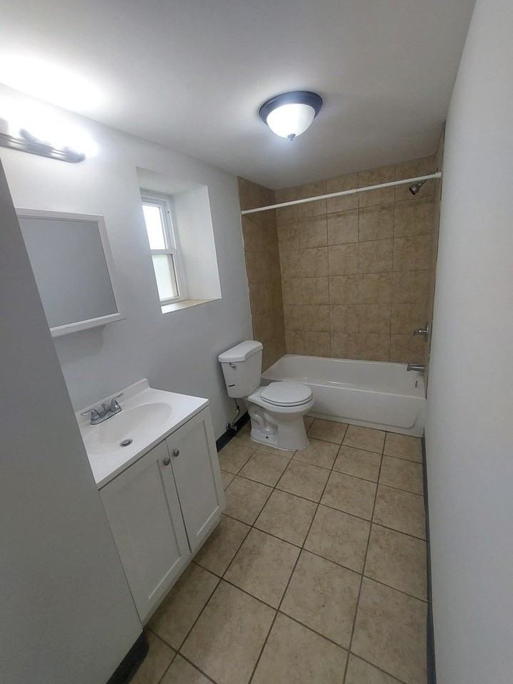 4038 W Dickens Ave #G - Photo 5 of 8