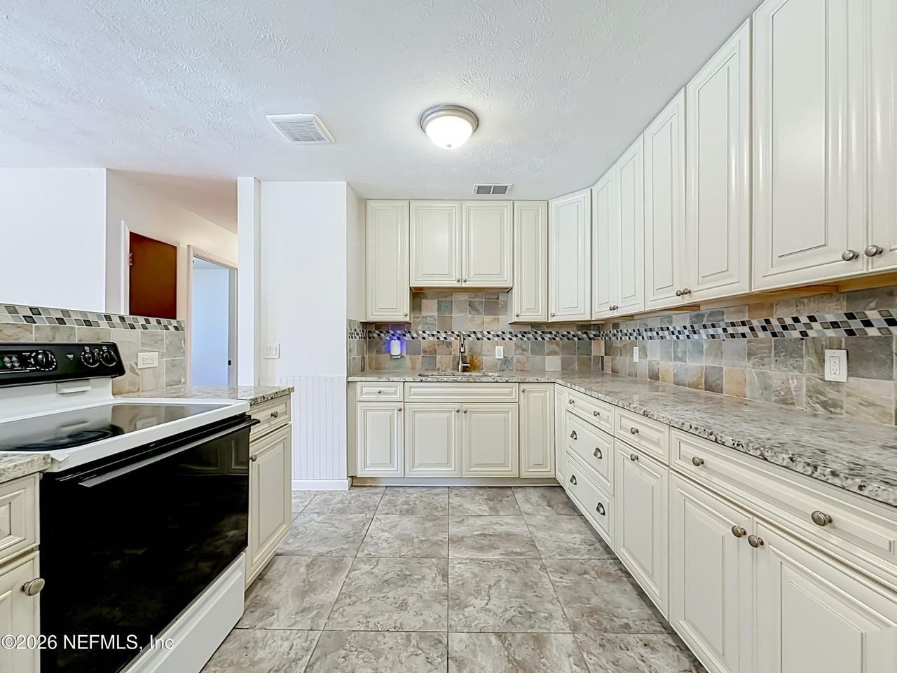 101 S Oakridge Ave - Photo 4 of 24