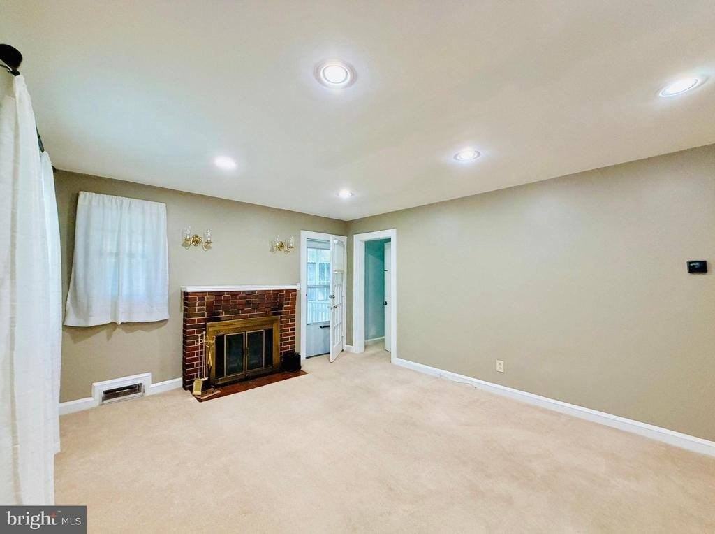 907 Heron Dr - Photo 3 of 18