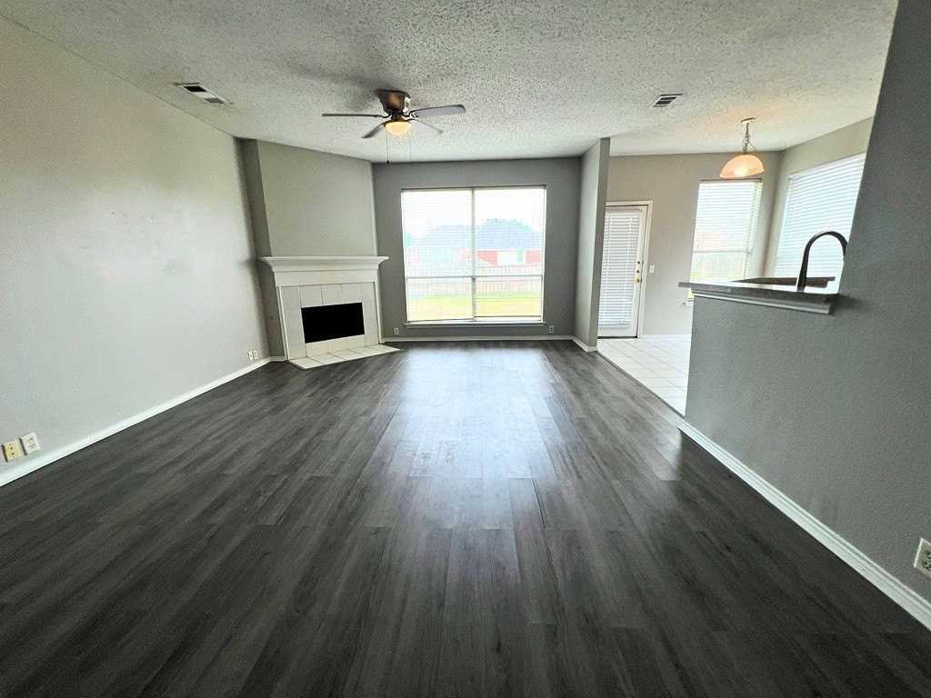 2805 Crater Lake Ln - Photo 3 of 21