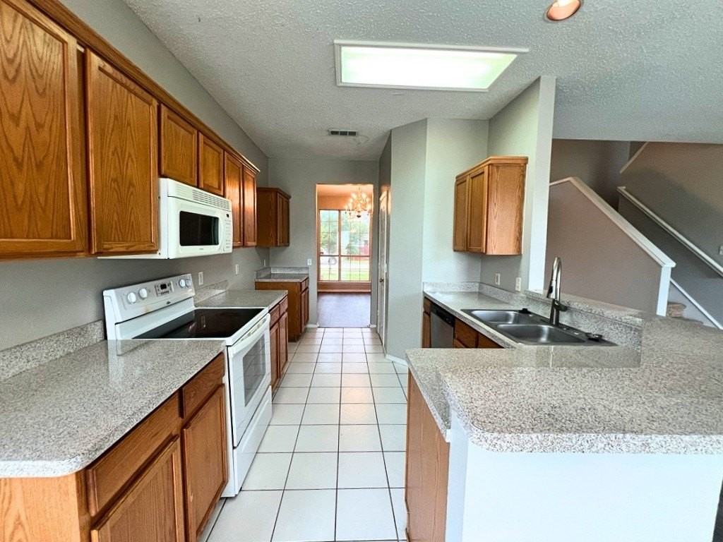 2805 Crater Lake Ln - Photo 4 of 21