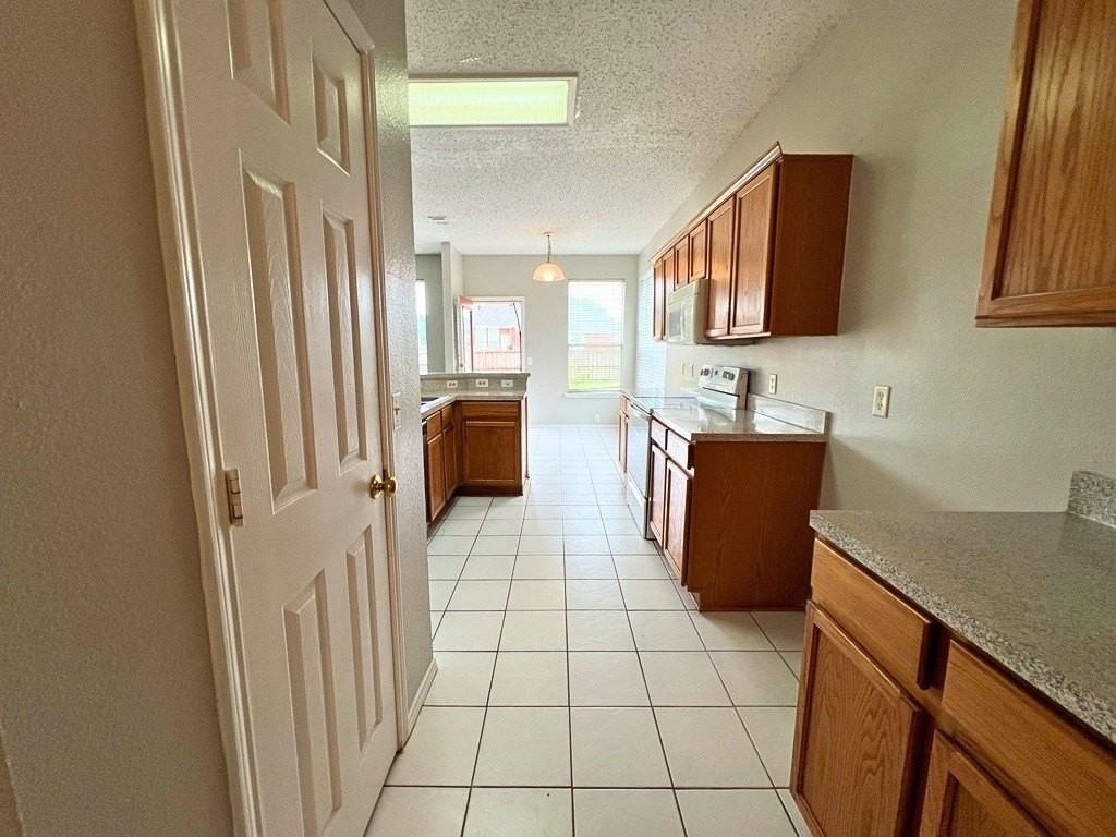 2805 Crater Lake Ln - Photo 5 of 21