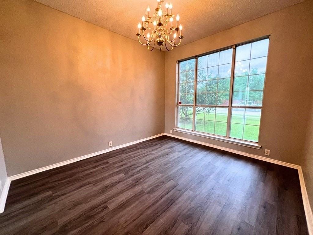 2805 Crater Lake Ln - Photo 6 of 21