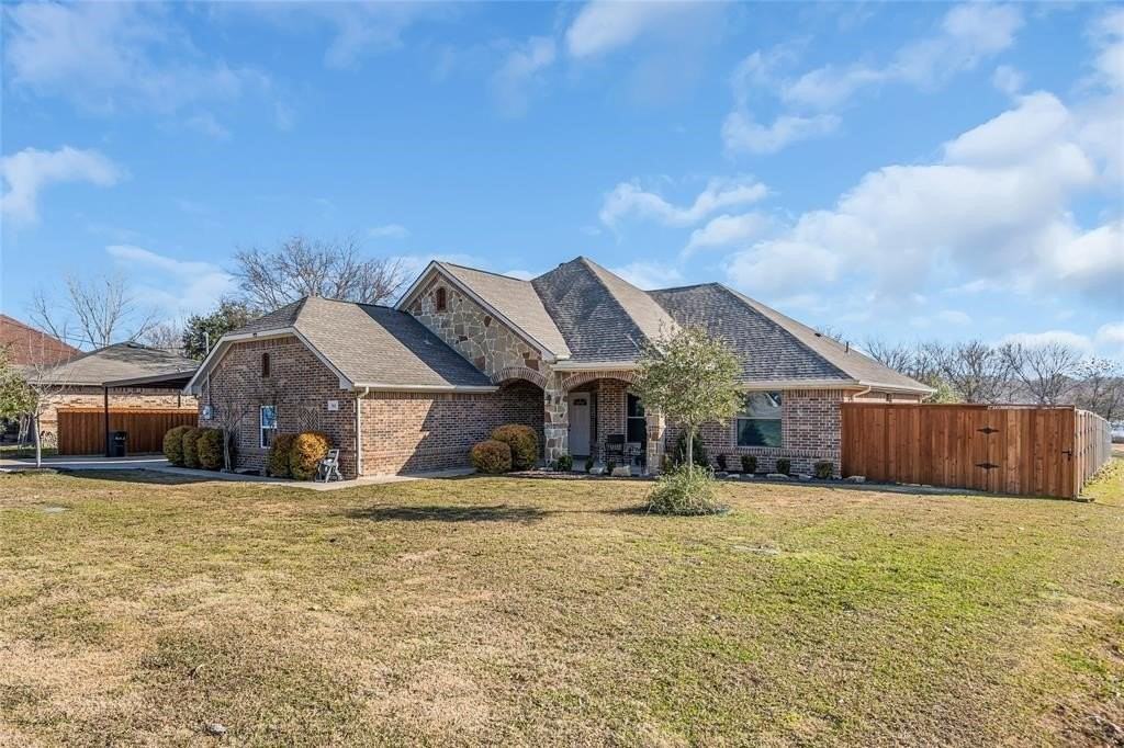563 Lakeside Dr