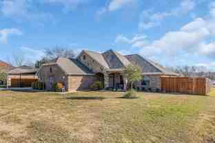 563 Lakeside Dr - Photo 1 of 1