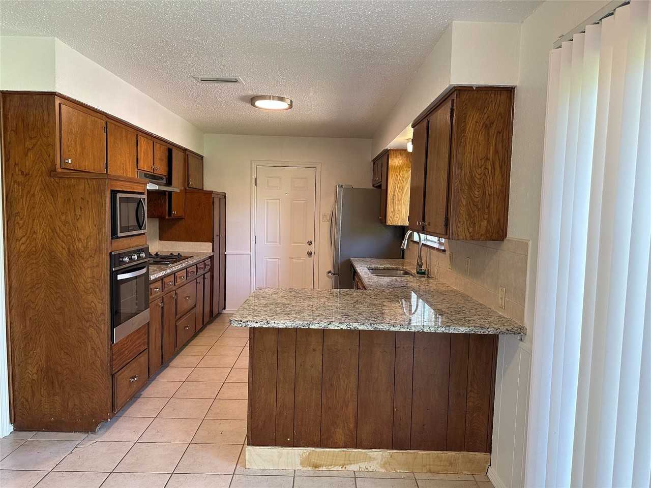 2818 Golfing Green Dr - Photo 3 of 15