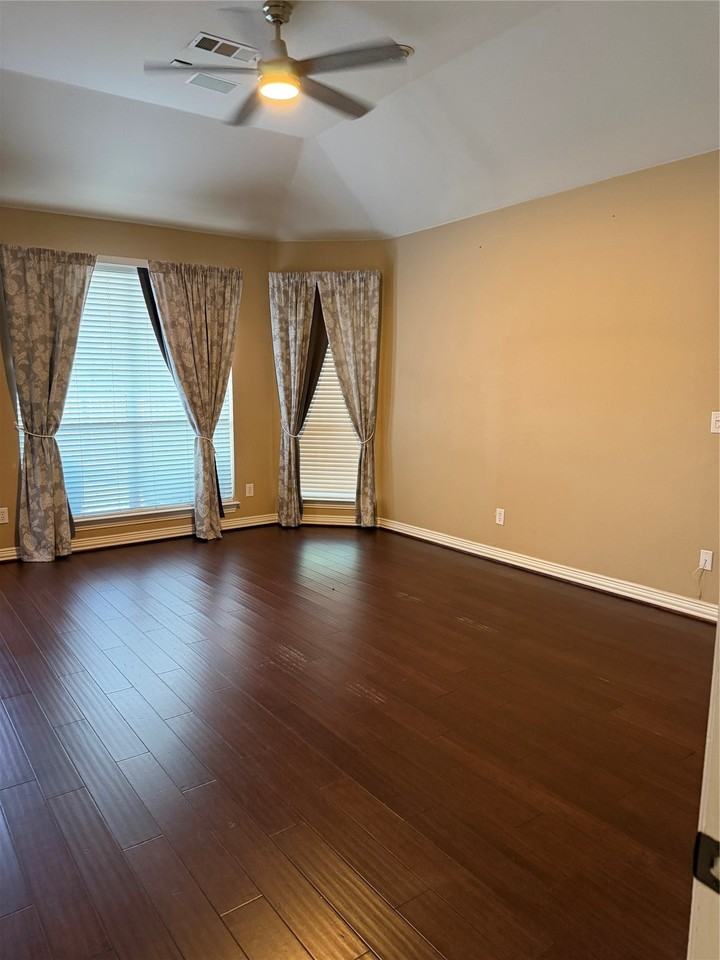 3400 Silverwood Dr - Photo 4 of 20