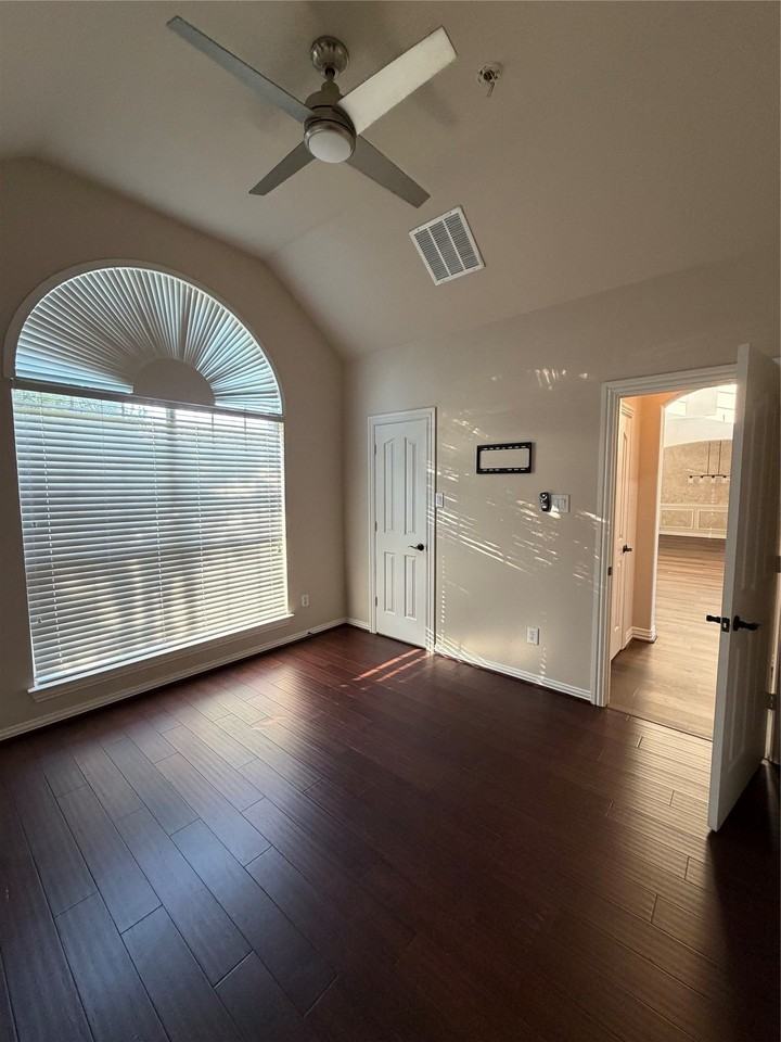 3400 Silverwood Dr - Photo 5 of 20