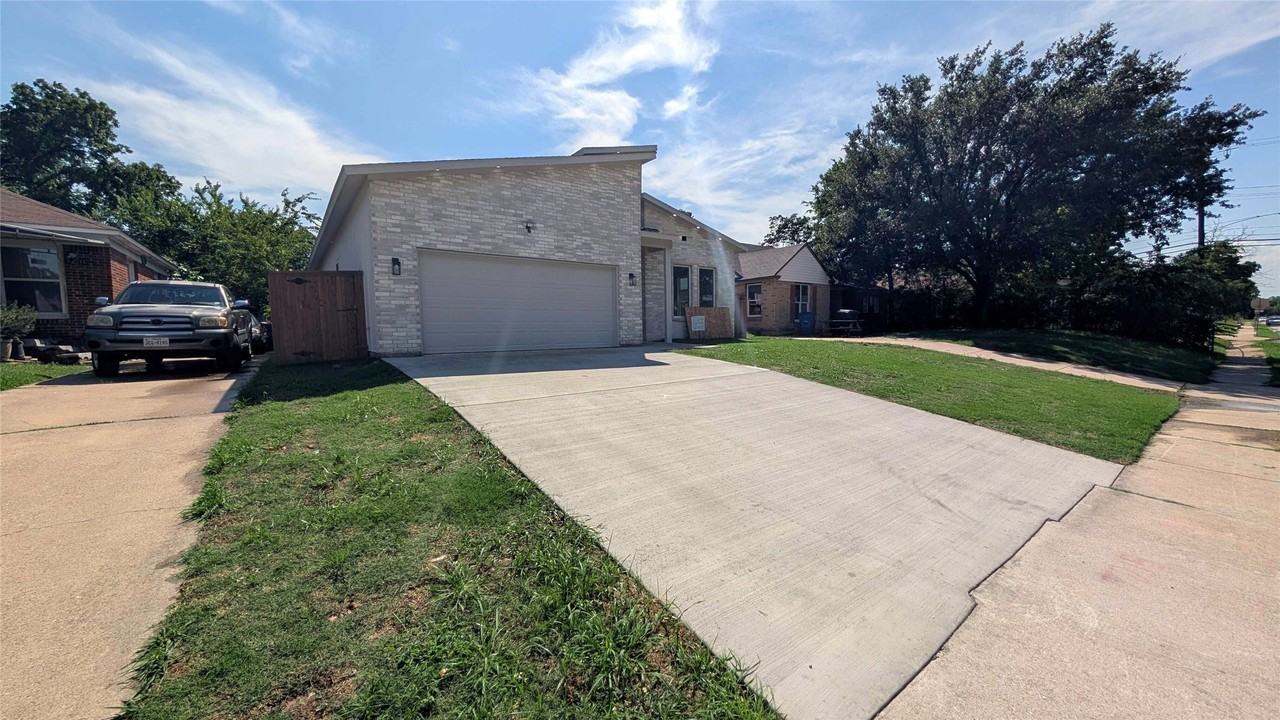 7215 Thurston Dr - Photo 3 of 33