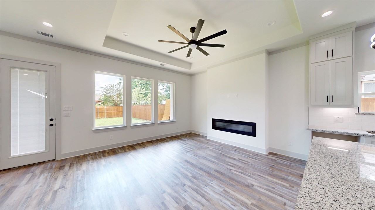 7215 Thurston Dr - Photo 4 of 33