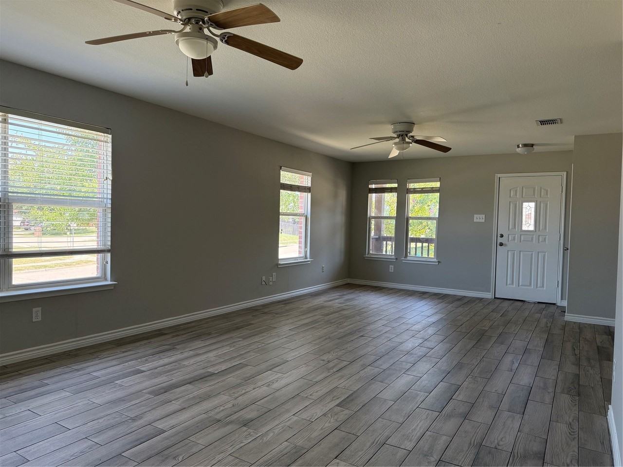 2429 Emerald Ln - Photo 3 of 23