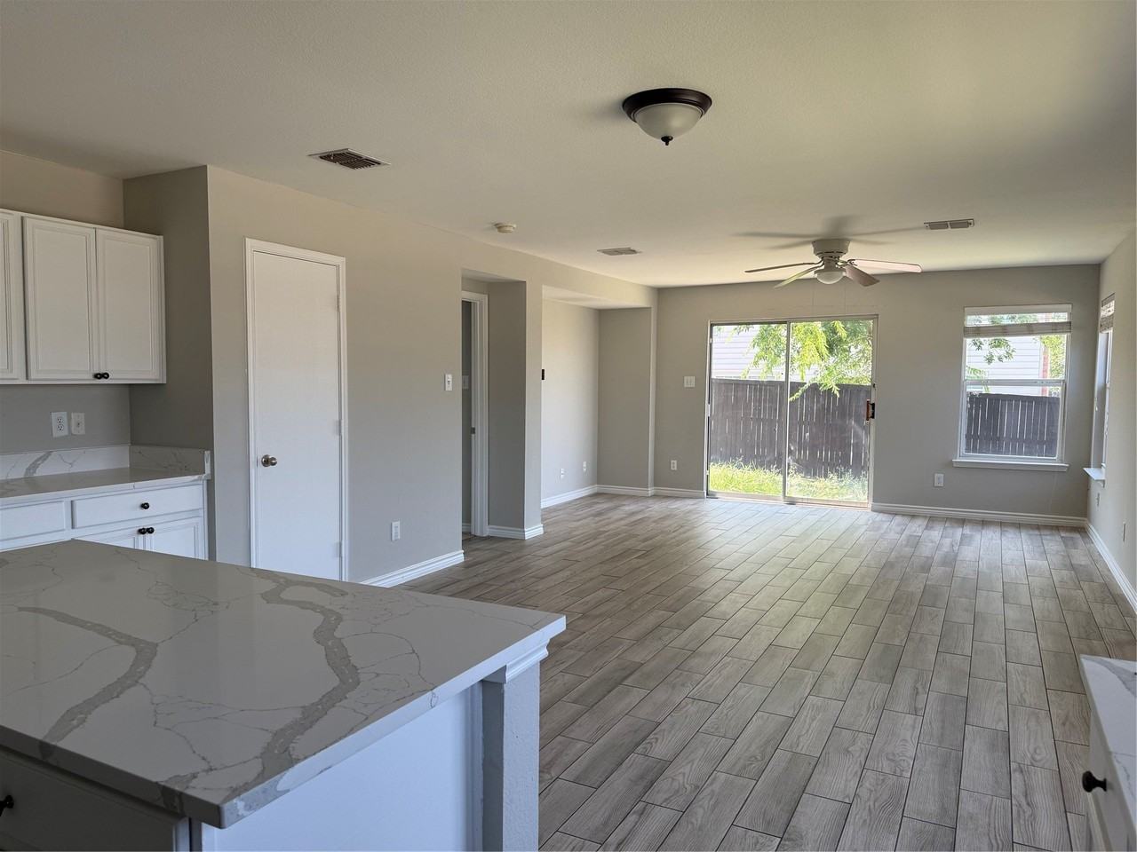 2429 Emerald Ln - Photo 7 of 23