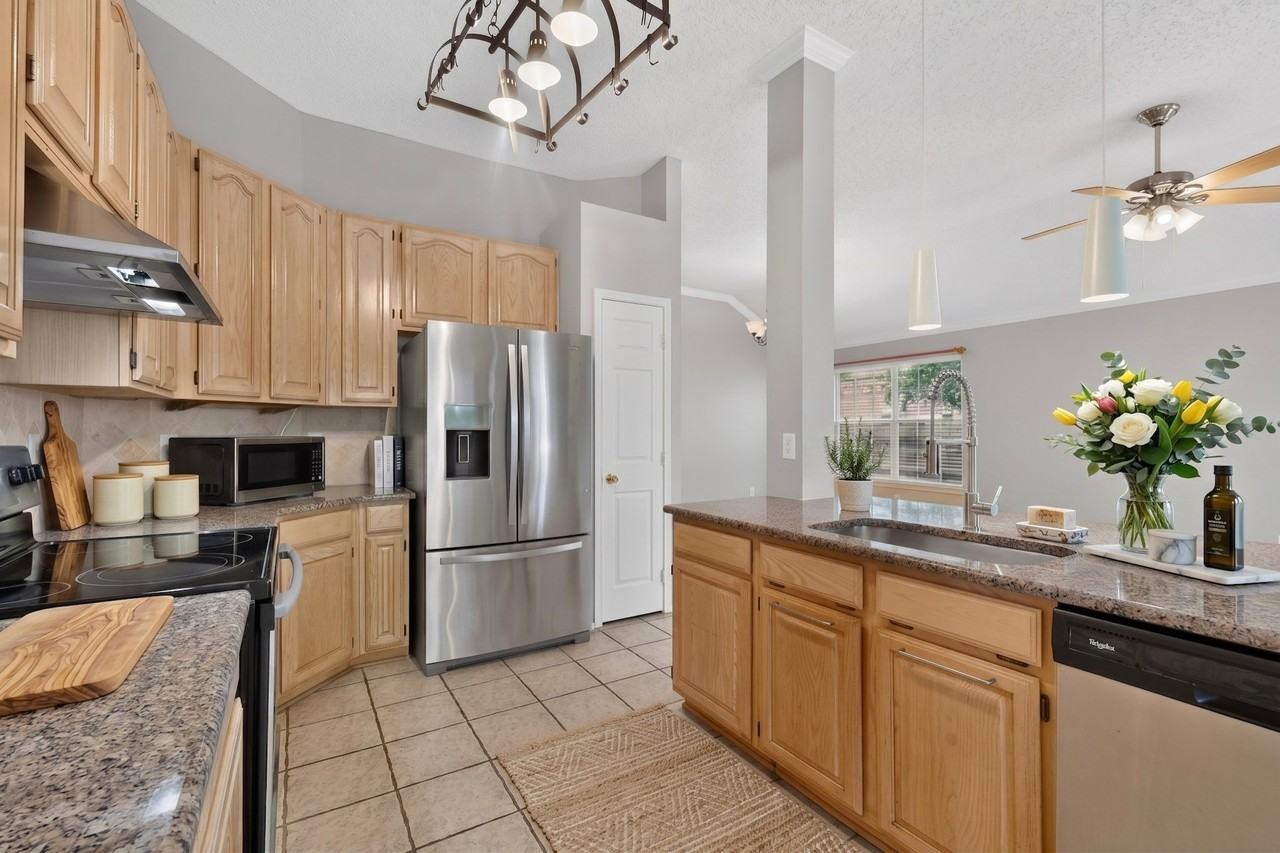 2312 London Dr - Photo 6 of 37