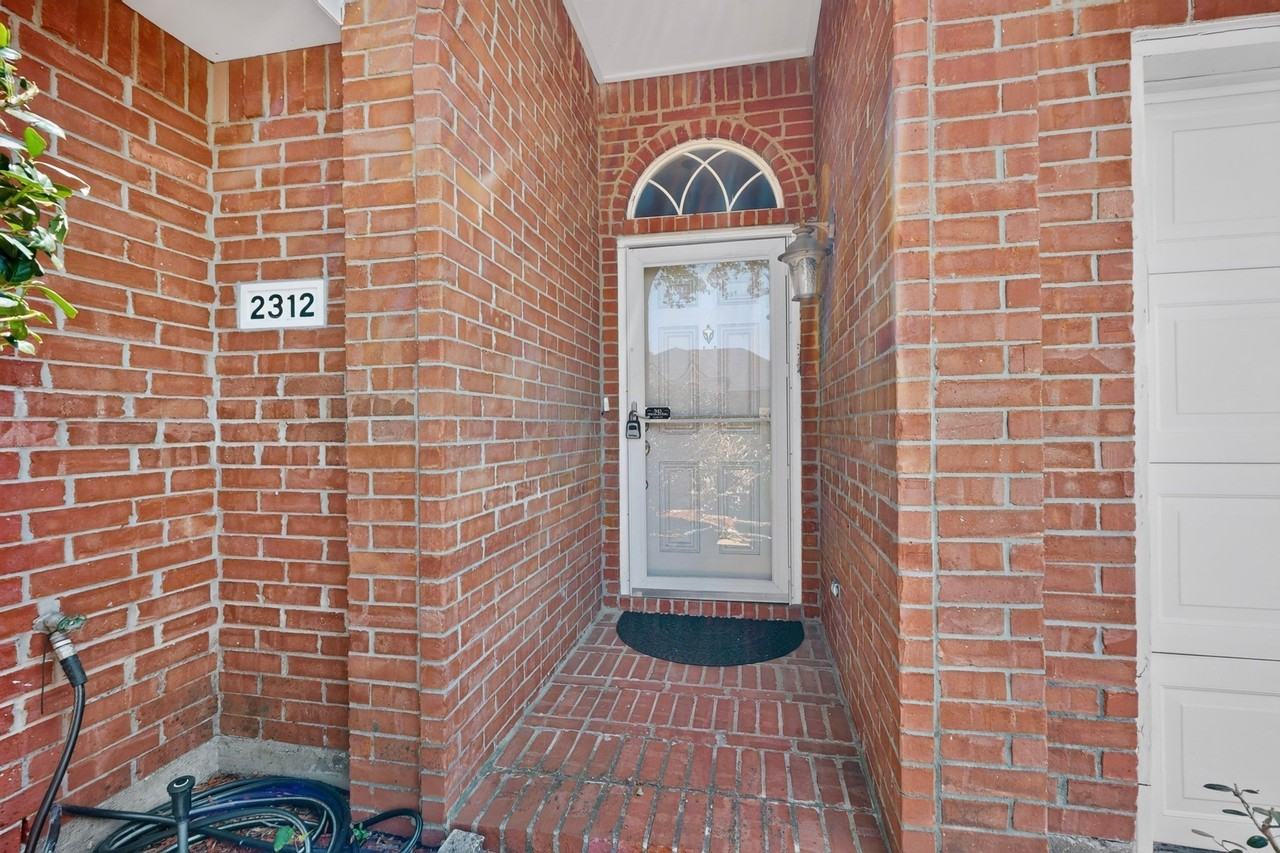 2312 London Dr - Photo 7 of 37