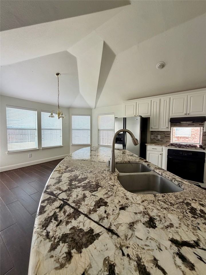 15107 Brooks Ln - Photo 3 of 14