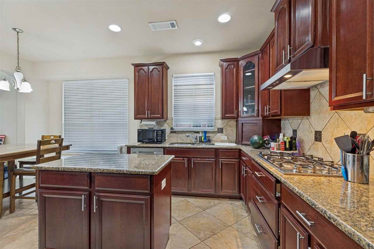 3501 Meridian Dr - Photo 5 of 19