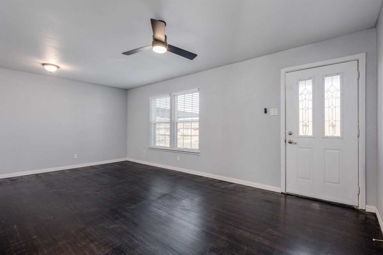2824 Lockhart Ave - Photo 4 of 16