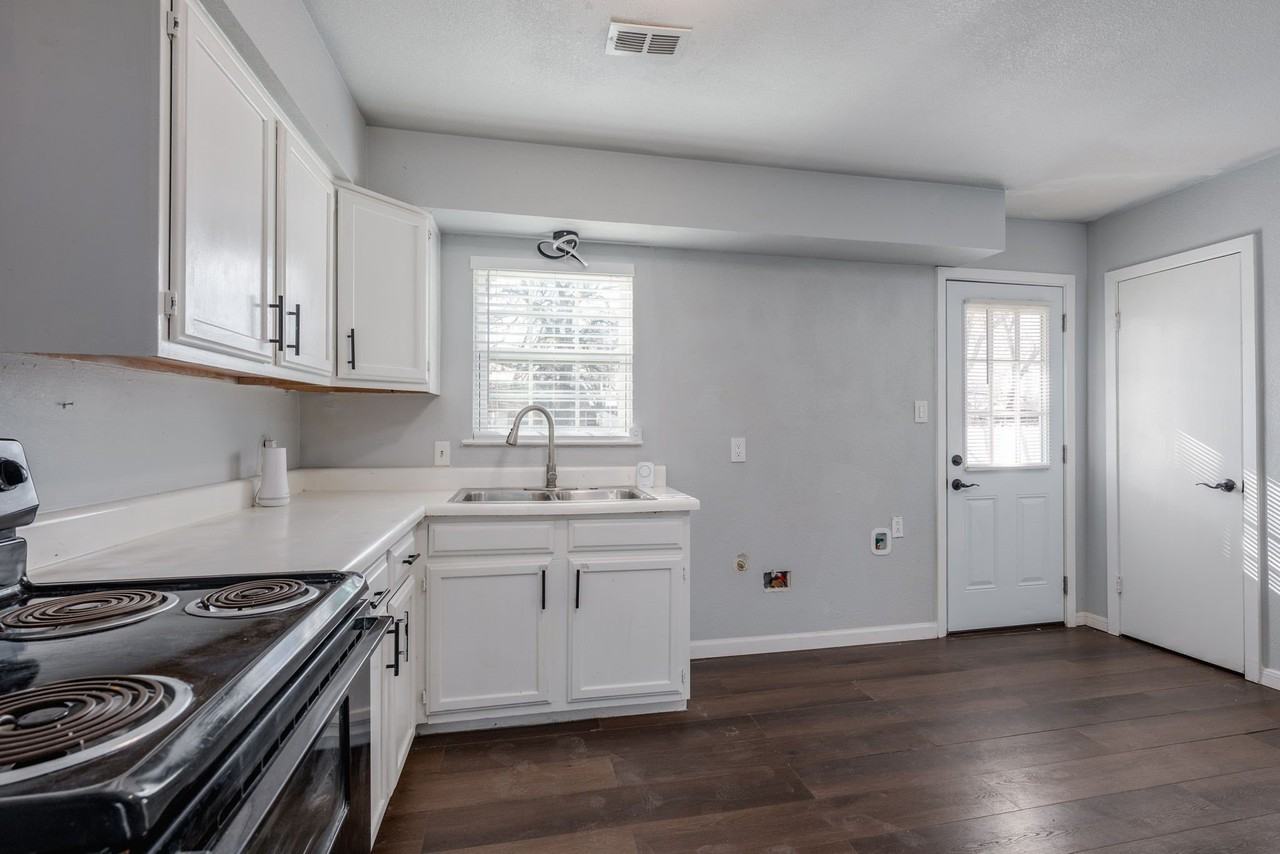 2824 Lockhart Ave - Photo 7 of 16