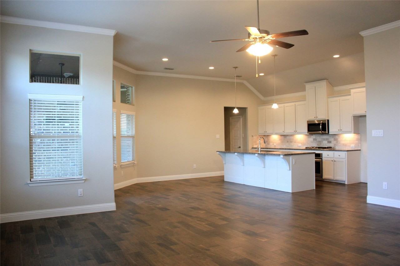 940 Parkside Dr - Photo 3 of 23
