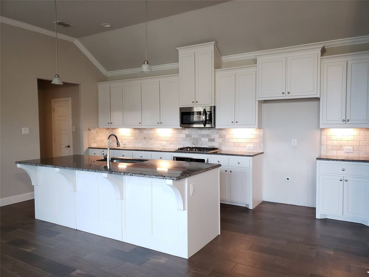 940 Parkside Dr - Photo 5 of 23