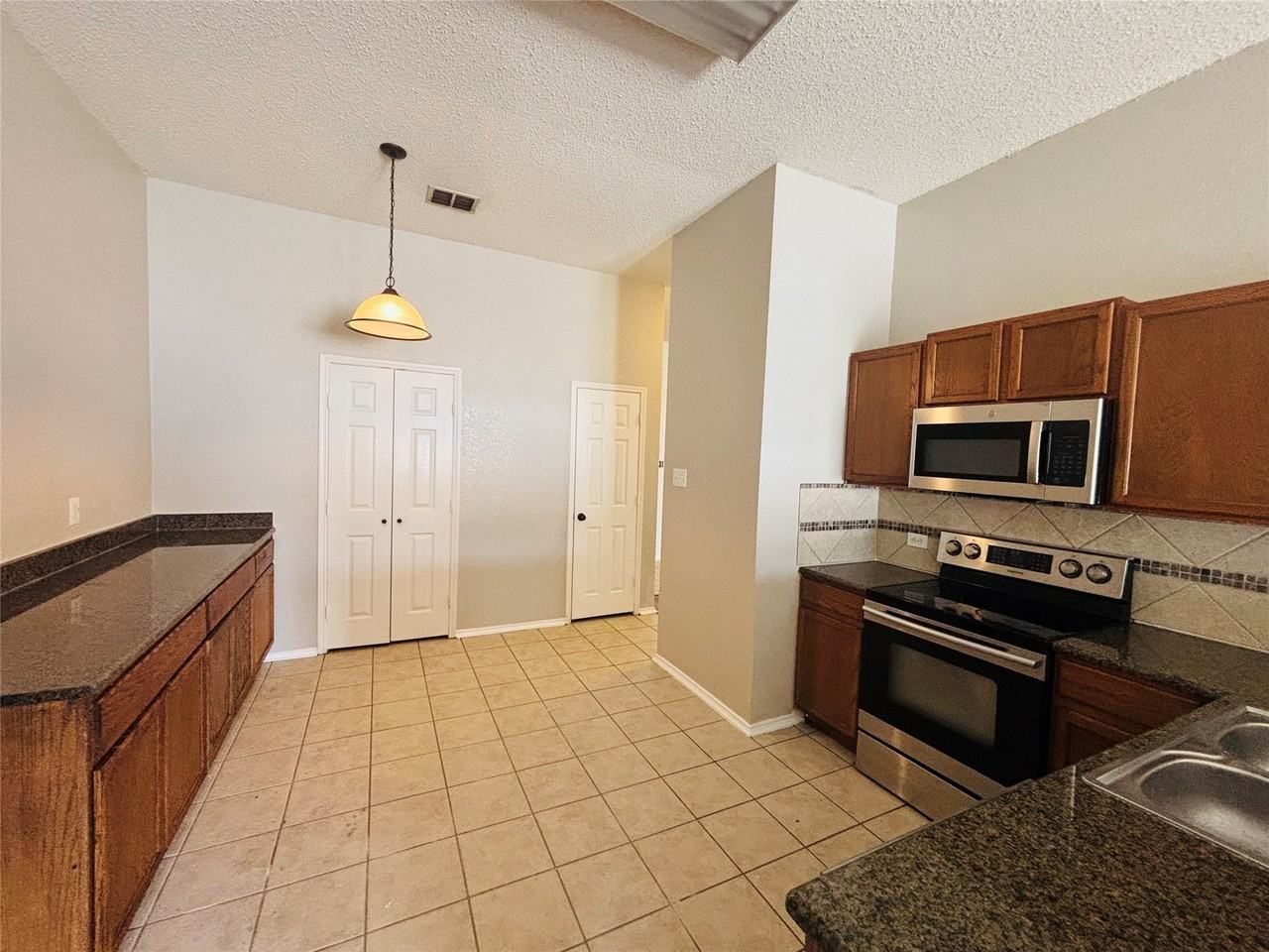 1108 Alexandria Dr - Photo 5 of 14