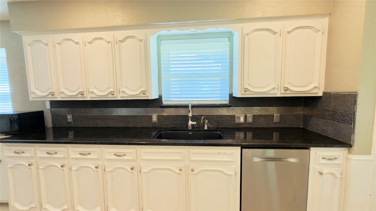 1920 Tampico Dr - Photo 6 of 24