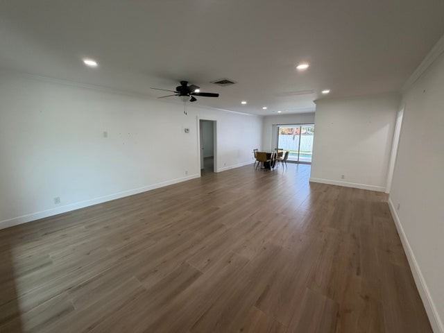 498 West Conference Drive - Photo 3 of 8