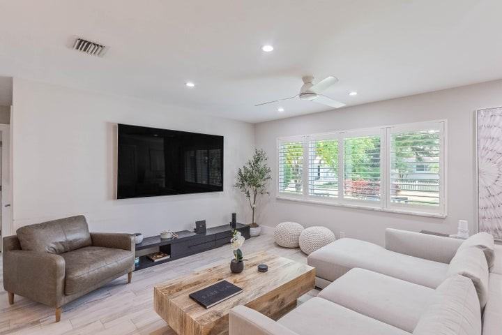 2830 Southwest 5th Street - Photo 5 of 8