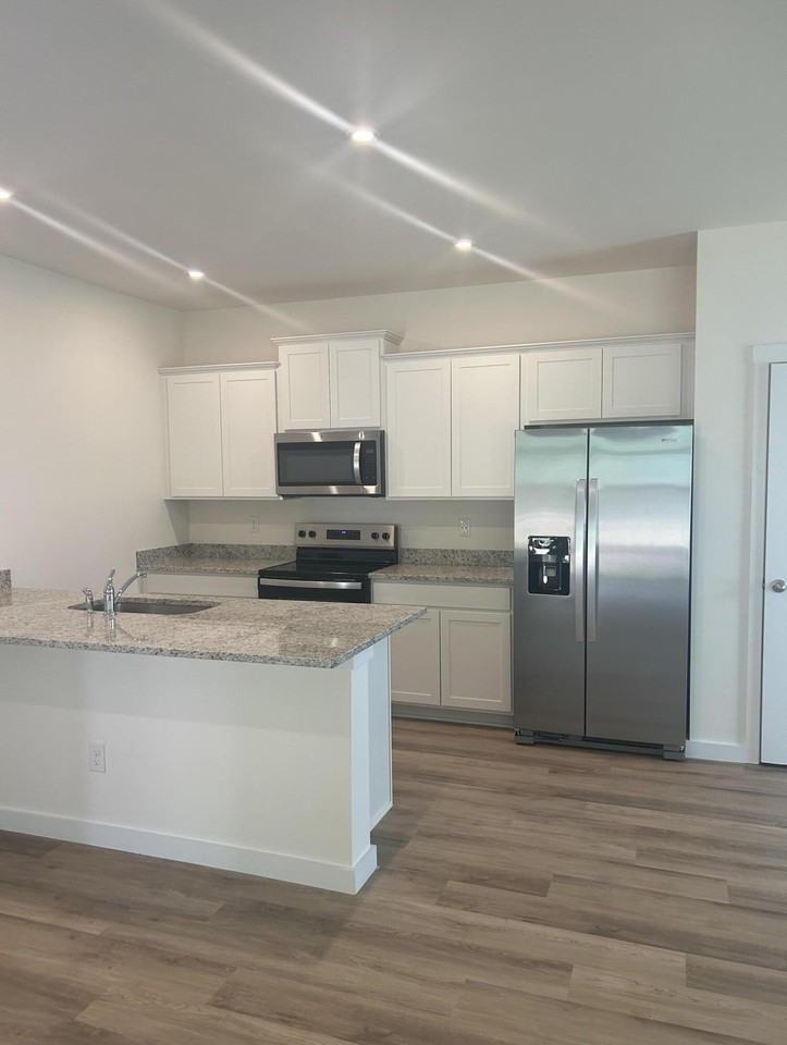 4071 Belcourt Dr Ne - Photo 3 of 22